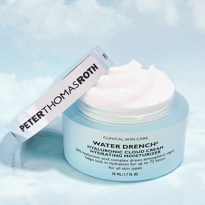 Peter Thomas Roth Water Drench Cloud Creme 50 ml kosteusvoide, jossa ilmava valkoinen koostumus vaaleansinisessä purkissa.