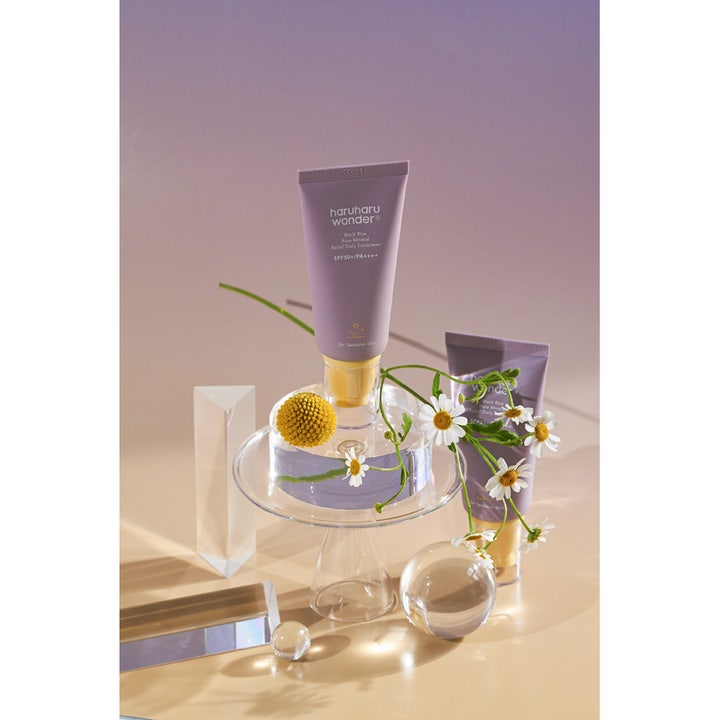 Haruharu Wonder Black Rice Pure Mineral Relief Daily Sunscreen 50 ml rauhoittava aurinkovoide liiloissa tuubeissa kukkien kera
