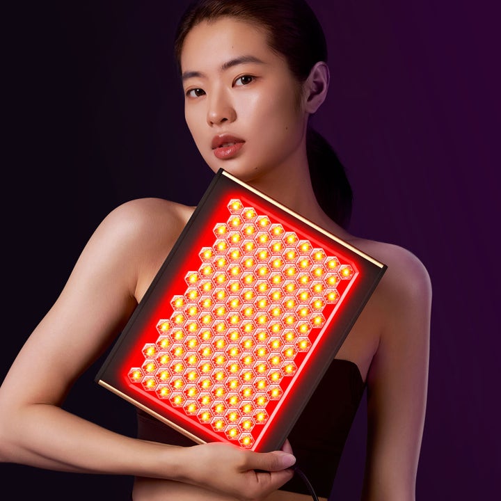 FAQ Swiss FAQ™ Led Panel 1 kpl ihonhoitolaite uudistaa ihoa punavalolla. Musta paneeli hehkuu kennomaista valoa.