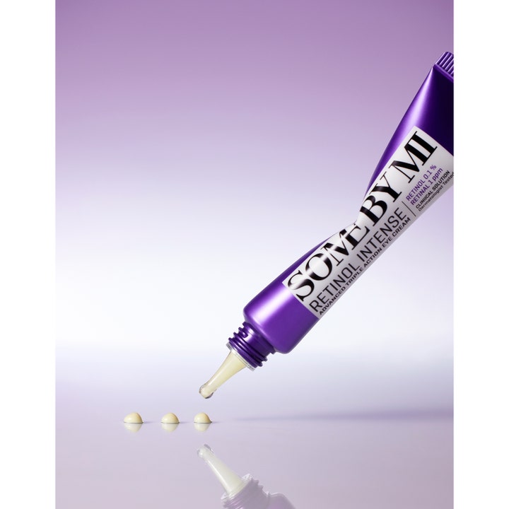 Some By Mi Retinol Intense Advanced Triple Action Eye Cream 30 ml silmänympärysvoide ja vaaleankeltaisia voidepisaroita.