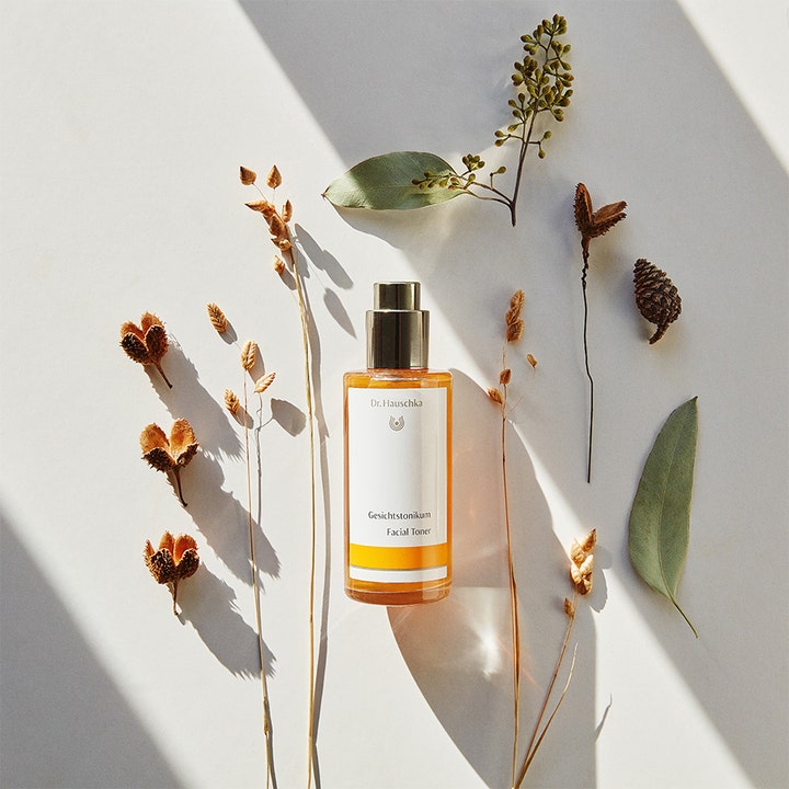 Vahvistava Dr. Hauschka Facial Toner 100 ml kasvovesi lasipullossa kuivattujen kasvien ympäröimänä.