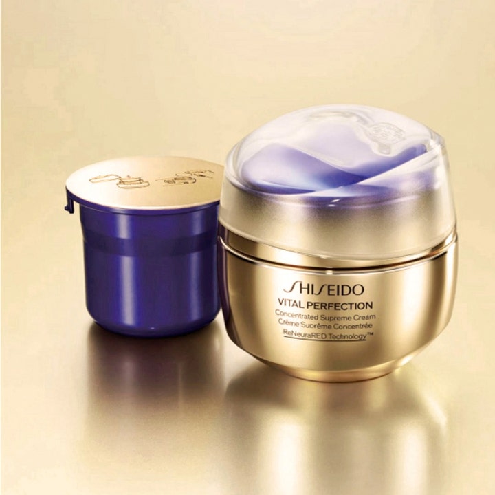 Shiseido Vital Perfection Concentrated Supreme Cream 50 ml kiinteyttävä päivävoide kultaisessa purkissa ja täyttöpakkaus