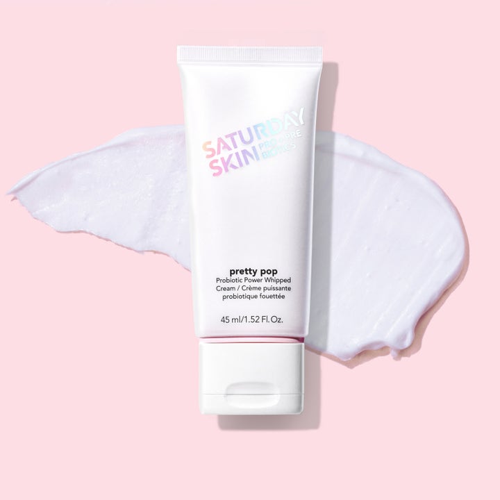 Saturday Skin Pretty Pop Probiotic Power Whipped Cream 45 ml kosteuttava kasvovoide valkoisessa tuubissa ja ilmava koostumus.