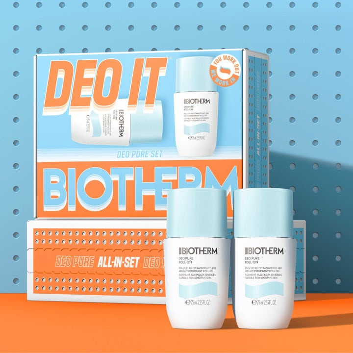 Biotherm Deo Pure Set 4 x 75 ml raikastava deodorantti valkoisissa roll-on pulloissa oranssin pakkauksen edessä.