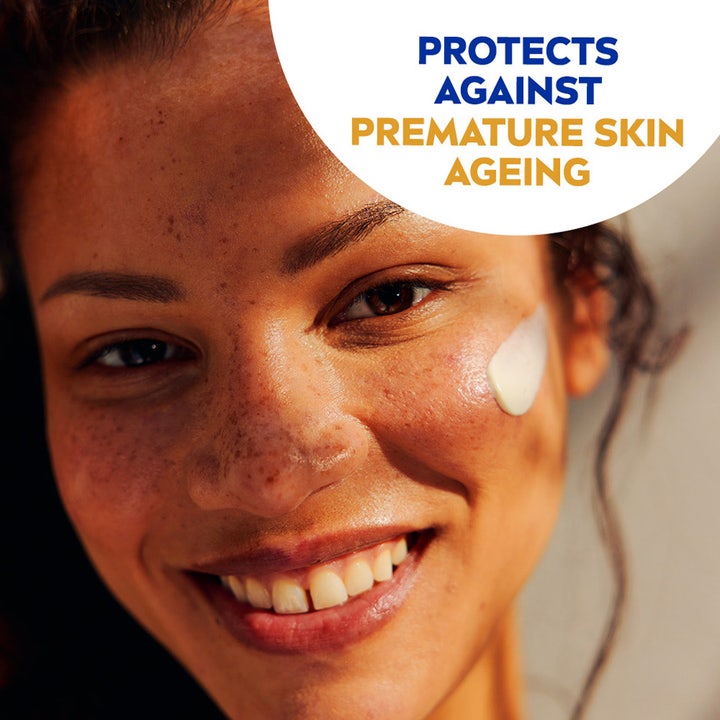 Nivea Sun Face Shine Control Cream 50 ml aurinkovoide suojaa ihoa ennenaikaiselta vanhenemiselta naisen kasvoilla