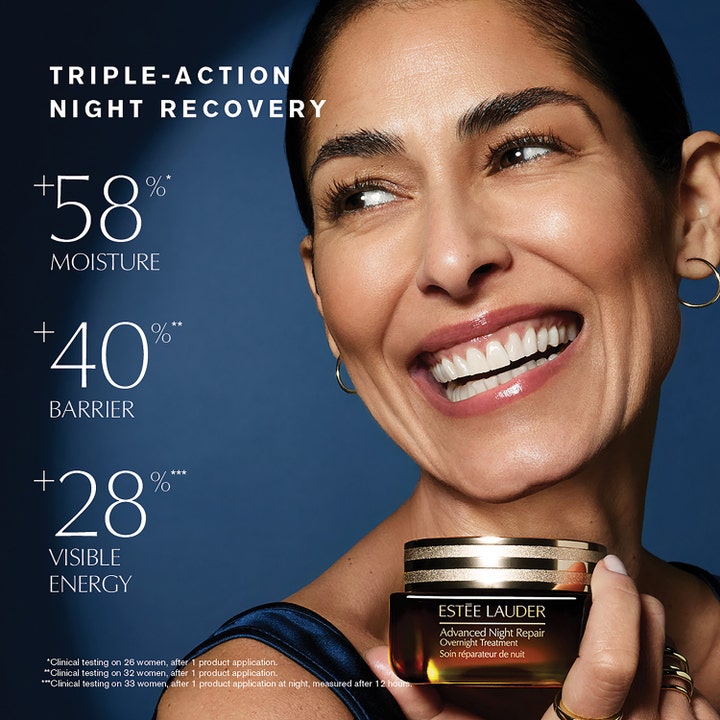 Estée Lauder Advanced Night Repair Overnight Treatment 65 ml kosteuttava yönaamio ja nainen pitelee kultakantista purkkia