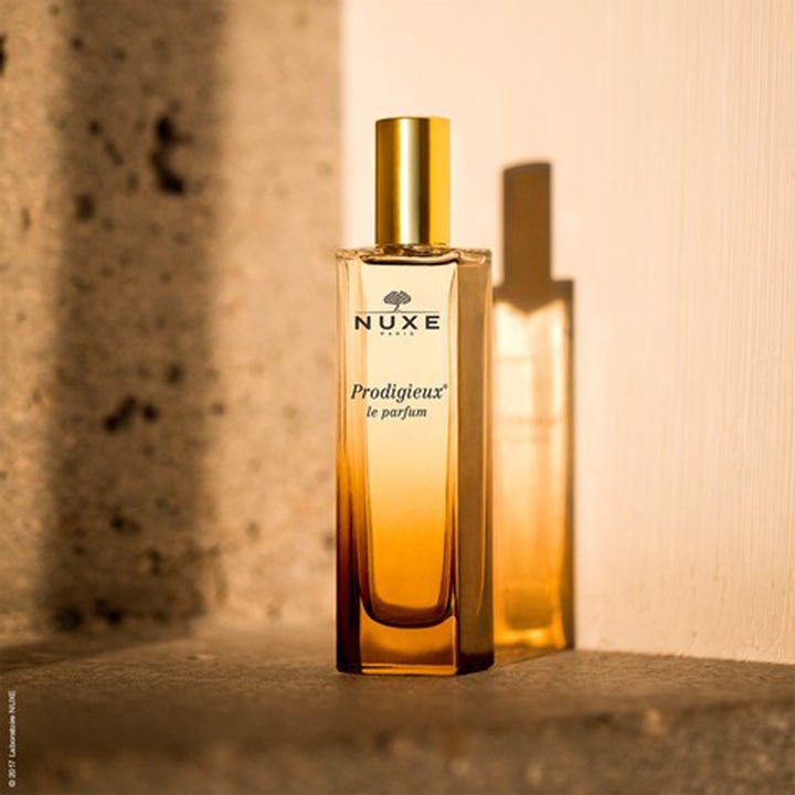 Nuxe Prodigieux le parfum 50 ml hajuvesi luo aistillisen tuoksun tyylikkäässä kultakorkkisessa meripihkapullossa.