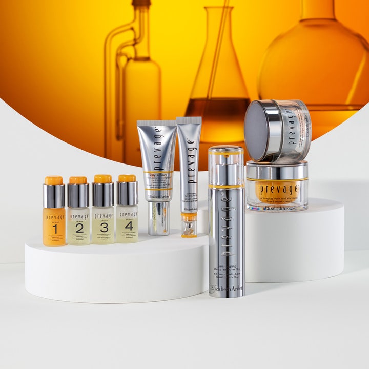 Elizabeth Arden Prevage Anti-aging Overnight Cream 50 ml nattkräm ja muita sarjan tuotteita laboratorioympäristössä.