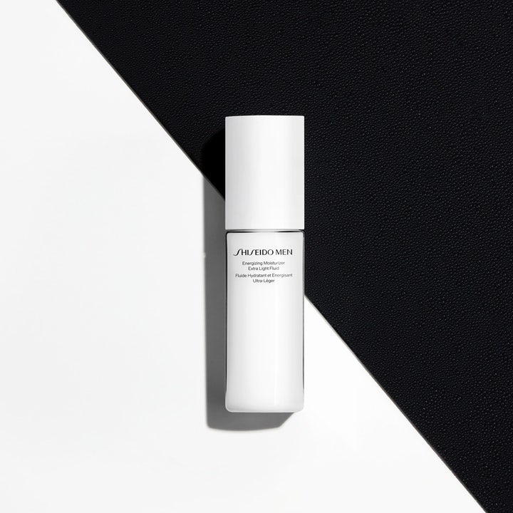 Shiseido Men Energizing Moisturizer Fluid 100 ml virkistävä kasvovoide valkoisessa pullossa tyylikkäällä taustalla
