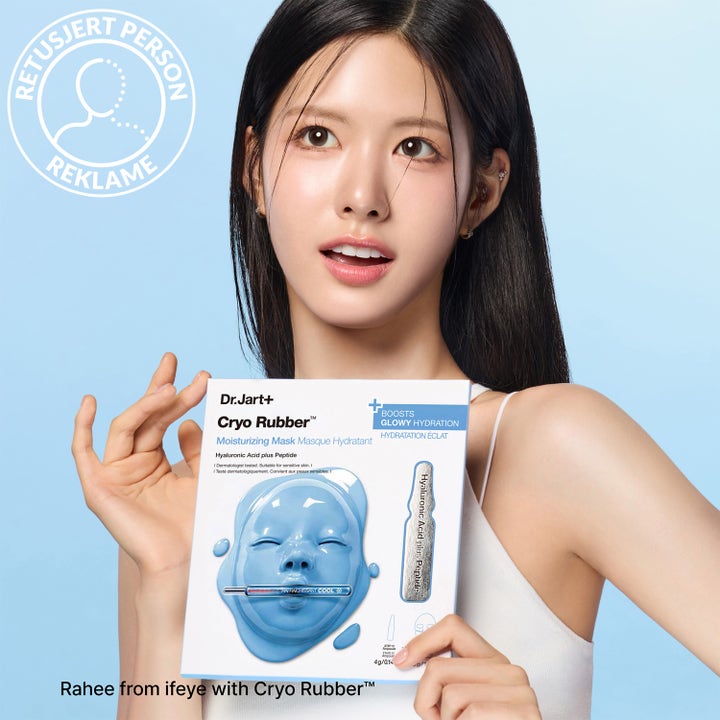 Dr.Jart+ Cryo Rubber Moisture Mask 36 g kosteuttava kasvonaamio mainoskuvassa naisen pitelemänä.