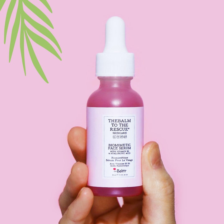 theBalm to the Rescue Biomimetic Face Serum 30 ml kosteuttava kasvoseerumi vaaleanpunaisessa pipettipullossa