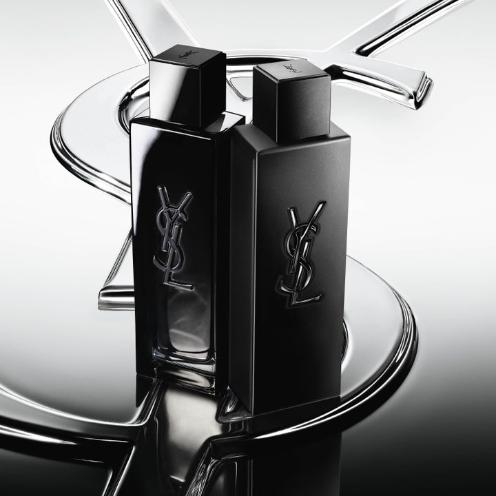 Yves Saint Laurent MYSLF Le Parfum 40 ml miesten tuoksu mustissa lasipulloissa heijastavalla metallialustalla