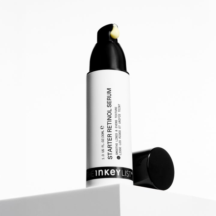 The INKEY List Starter Retinol Serum 30 ml juonteita silottava seerumi valkoisessa pumppupullossa