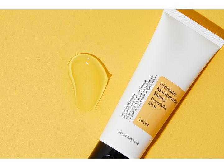 COSRX Ultimate Moisturizing Honey Overnight Mask 60 ml kosteuttava yönaamio tuubissa ja keltainen geelikoostumus