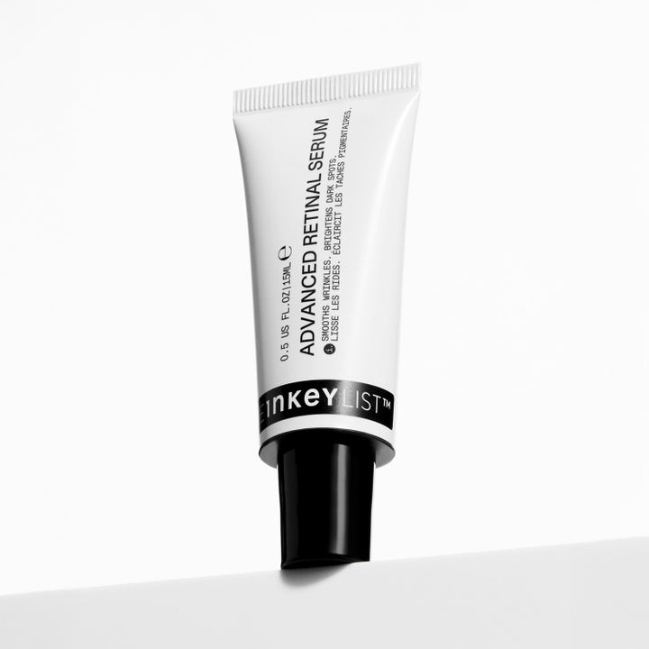 The INKEY List Advanced Retinal Serum 15 ml ryppyjä silottava seerumi valkoisessa tuubissa mustalla korkilla