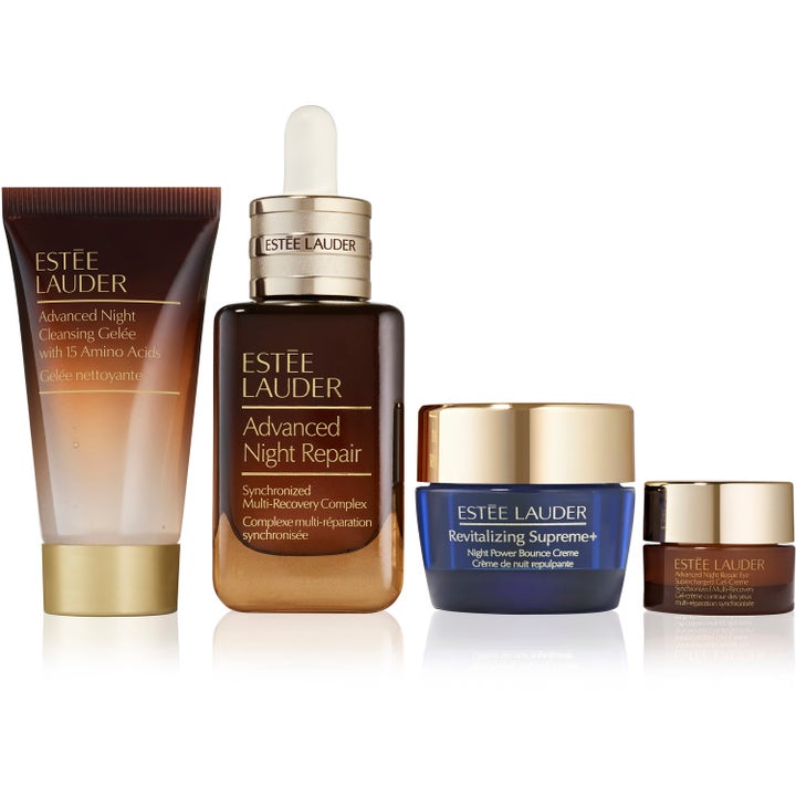 Estée Lauder The Lift + Glow Routine Skincare Joys 4-osainen setti elvyttää ihoa kultakorkkisissa pulloissa ja purkeissa.