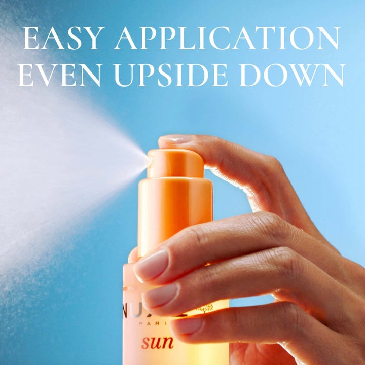 Nuxe Sun Mist Fresh SPF 30 150 ml suihkutettava aurinkosuoja helppoon levitykseen myös ylösalaisin.