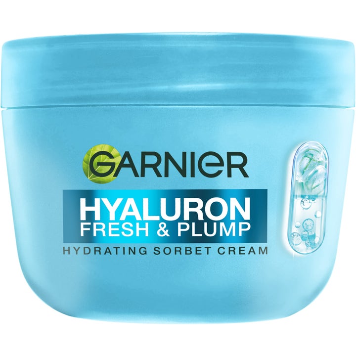 Garnier Hyaluron Fresh & Plump Hydrating Sorbet Cream kosteuttava kasvovoide vaaleansinisessä purkissa kapselikuvalla.