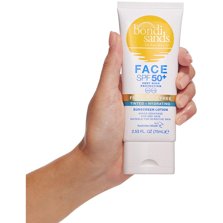 Bondi Sands SPF50+ Hydrating Tinted Face Lotion 75 ml sävyttävä aurinkovoide kädessä pidettynä