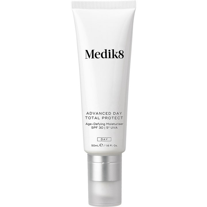 Medik8 Advanced Day Total Protect 50 ml suojaava päivävoide SPF 30 valkoisessa tuubissa hopeisella korkilla.