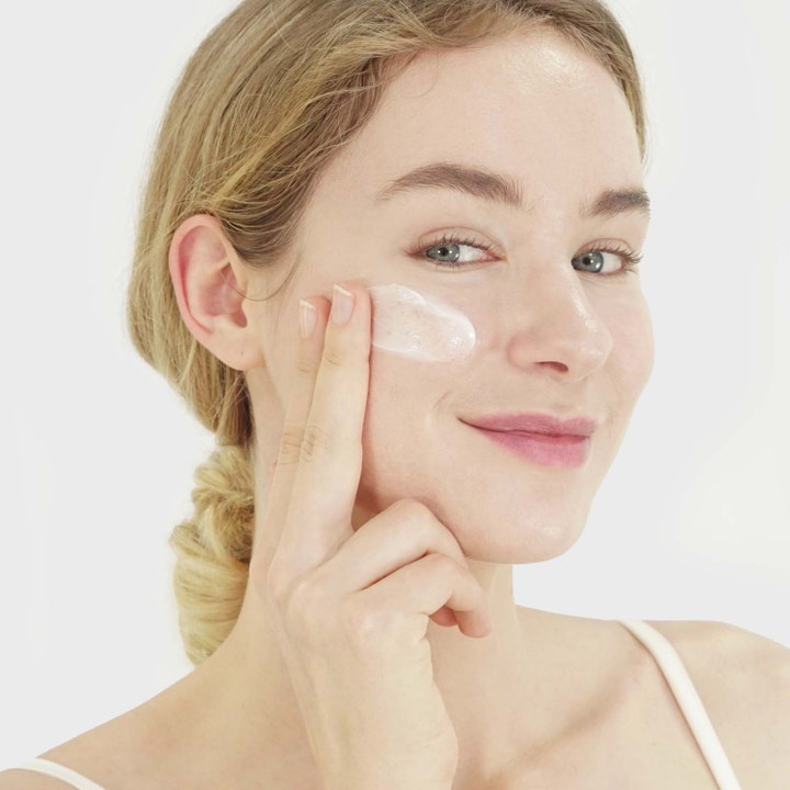 Purito Dermide Relief Barrier Moisturizer 100 ml rauhoittava kasvovoide jota nainen levittää sormin poskelleen