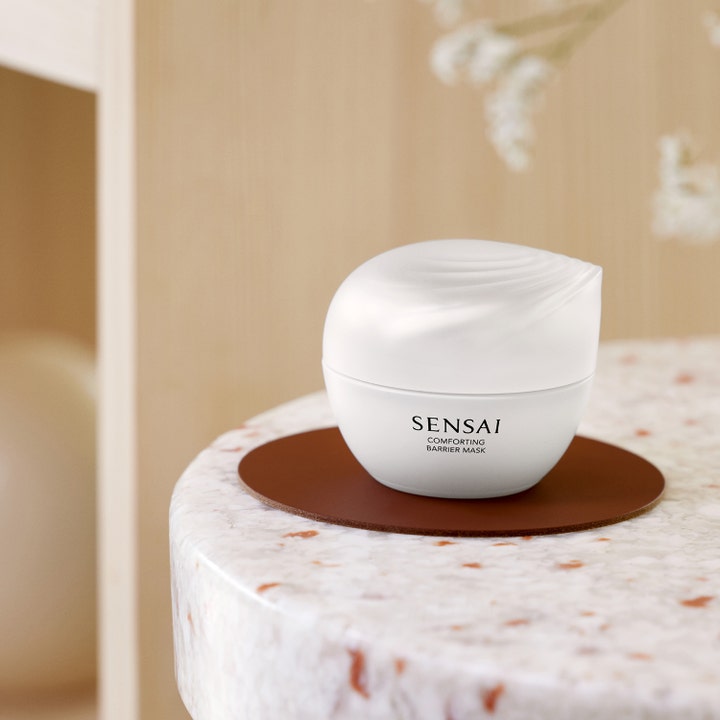 Sensai Comforting Barrier Mask 60 ml rauhoittava kasvonaamio tyylikkäässä valkoisessa purkissa.