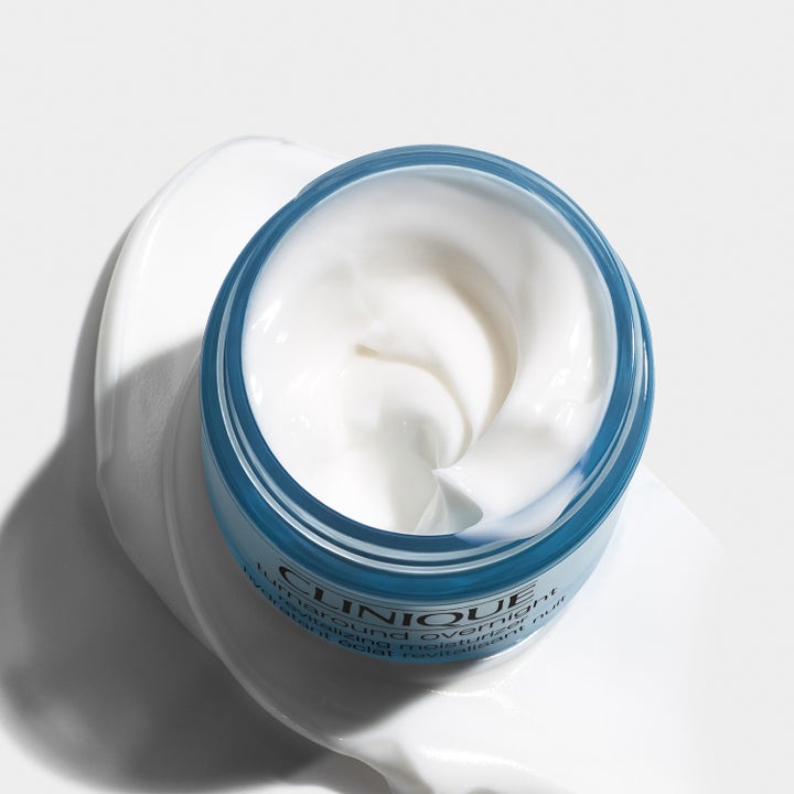 Clinique Turnaround Overnight Moisturizer 50 ml kirkastava yövoide, jossa täyteläinen valkoinen koostumus.