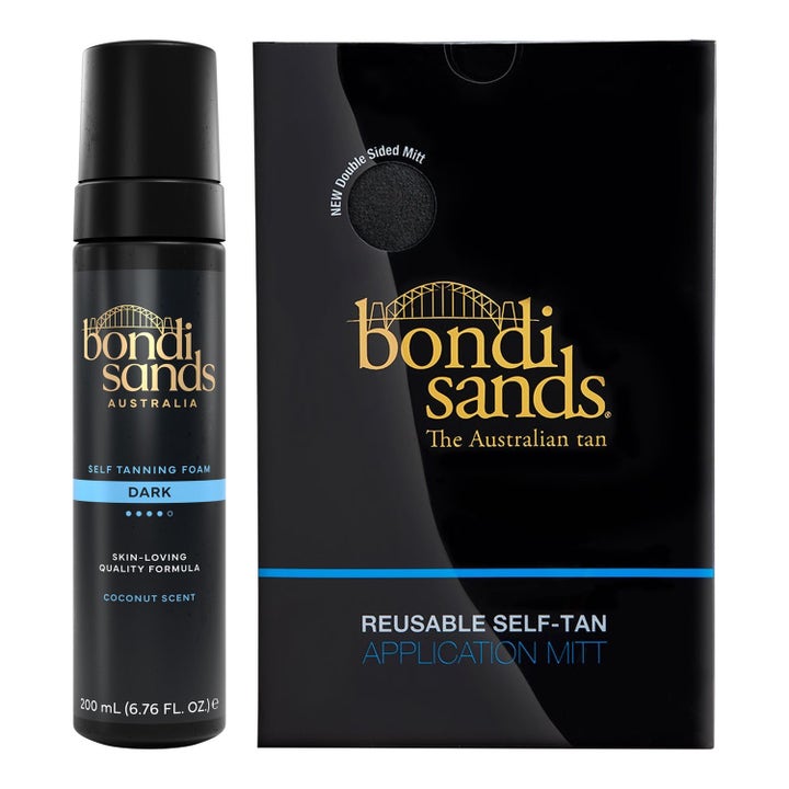 Bondi Sands Self Tanning Foam Dark 200 ml itseruskettava vaahto ja levityskinnas mustissa tyylikkäissä pakkauksissa.