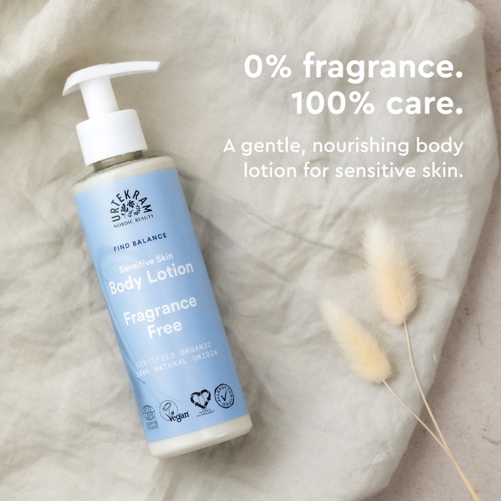 Urtekram Body Lotion Fragrance Free 245 ml hajusteeton vartalovoide vaaleansinisessä pumppupullossa pellavalla.
