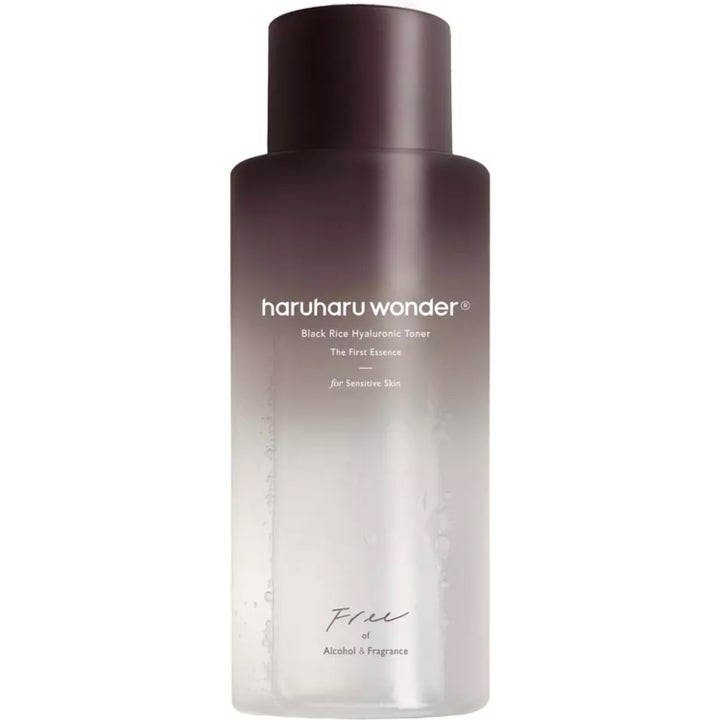 Haruharu Wonder Black Rice Hyaluronic Toner 150 ml kosteuttava kasvovesi liukuvärjätyssä tummanruskeassa pullossa.