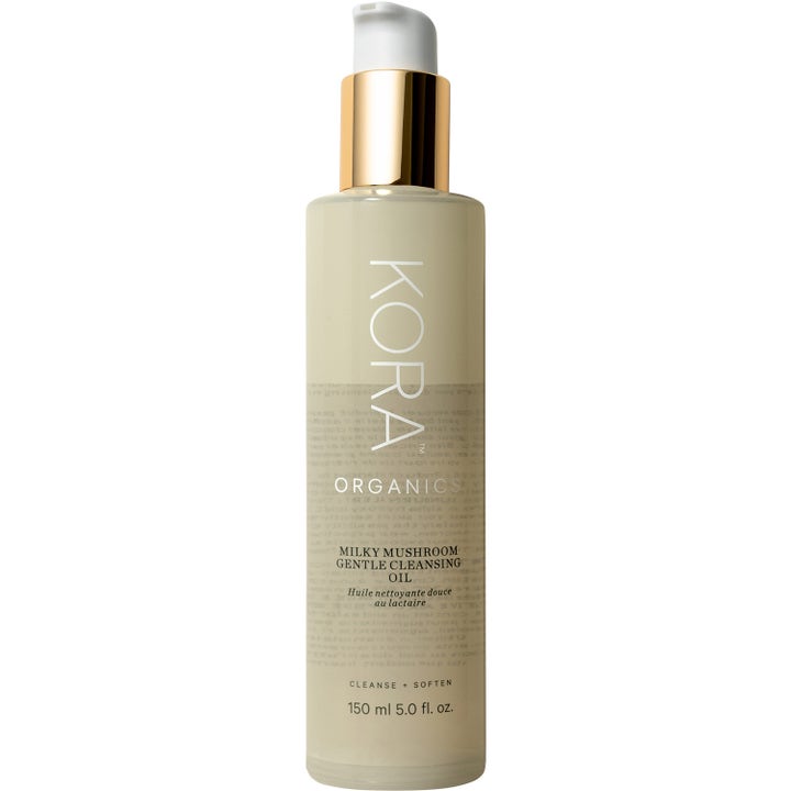 Kora Organics Milky Mushroom Gentle Cleansing Oil 150 ml pehmentävä puhdistusöljy kultakauluksisessa pumppupullossa.