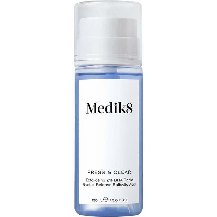 Medik8 Press & Clear 150 ml kuoriva BHA-kasvovesi kirkastaa ihoa läpinäkyvässä sinisessä pumppupullossa.