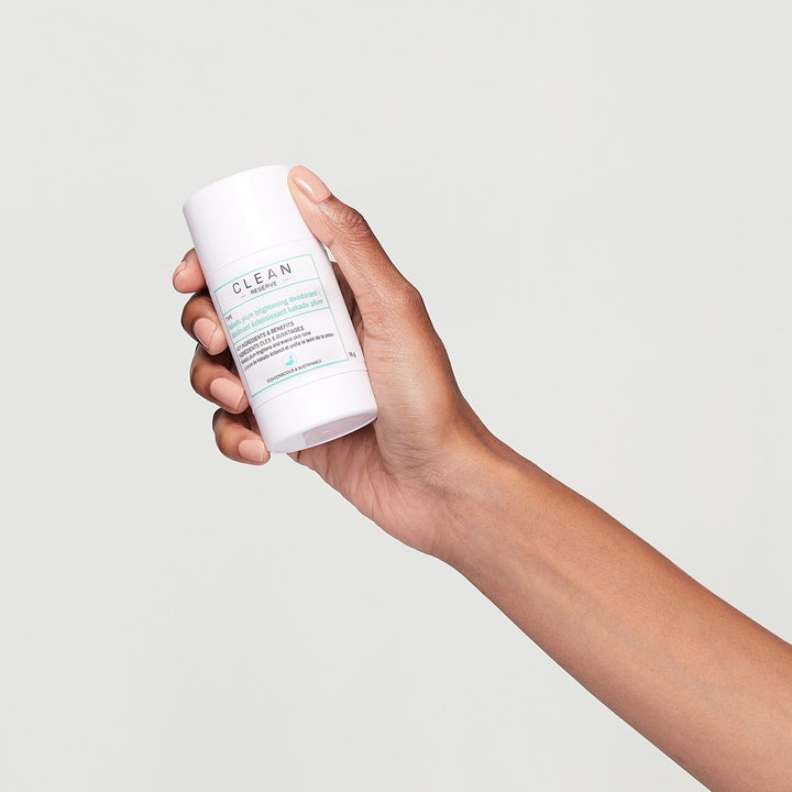 Clean Reserve Kakadu Plum Brightening Deostick 56 g kirkastava deodorantti valkoisessa hylsyssä kädessä pideltynä.