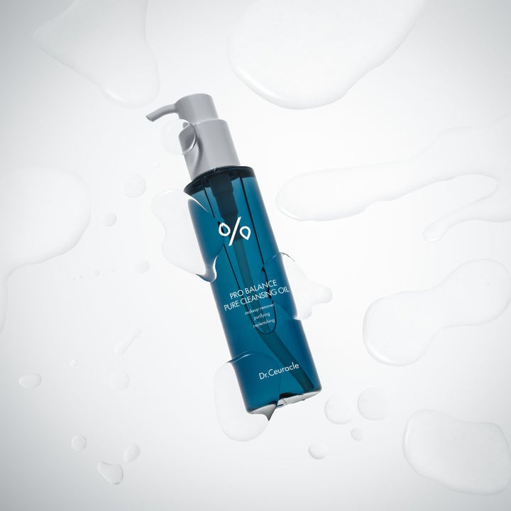Dr. Ceuracle Pro Balance Pure Cleansing Oil 155 ml puhdistusöljy sinisessä pumppupullossa vesipisaroiden ympäröimänä.