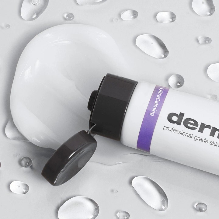 Dermalogica UltraCalming Calm Water Gel 50 ml rauhoittava kasvovoide kevyenä geelinä vesipisaroiden ympäröimänä.