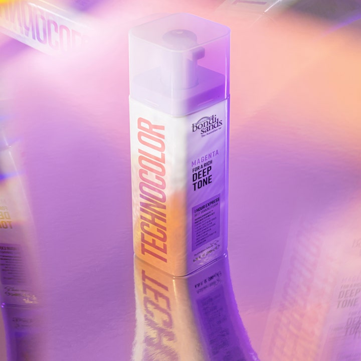 Bondi Sands Technocolor Self Tanning Face Serum Magenta 50 ml itsetuskettava kasvoseerumi syvään sävyyn valkoisessa pullossa liilalla taustalla.