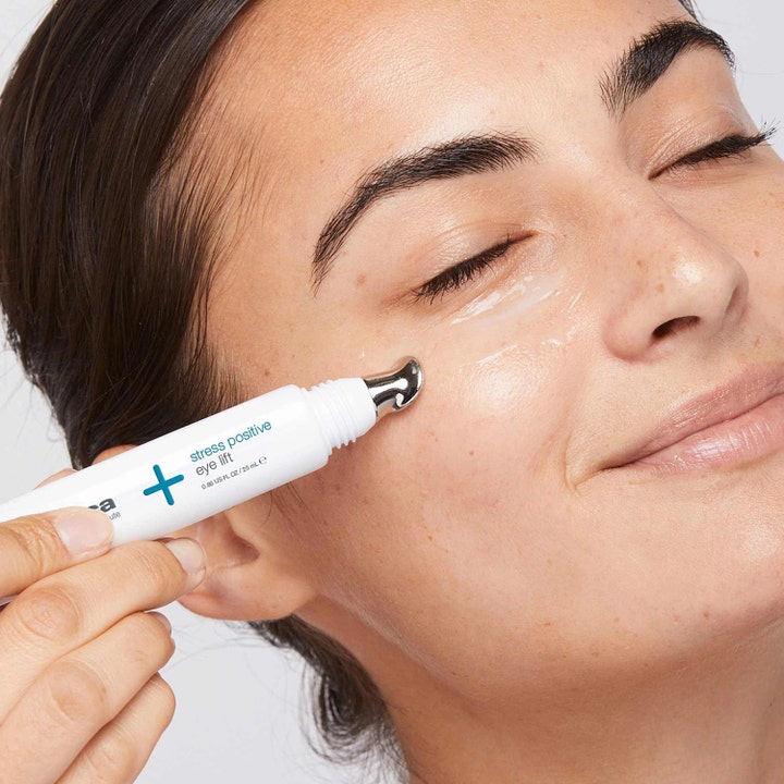 Dermalogica Stress Positive Eye Lift 25 ml ögonkräm virkistää ihoa viilentävän metallisen applikaattorin avulla.