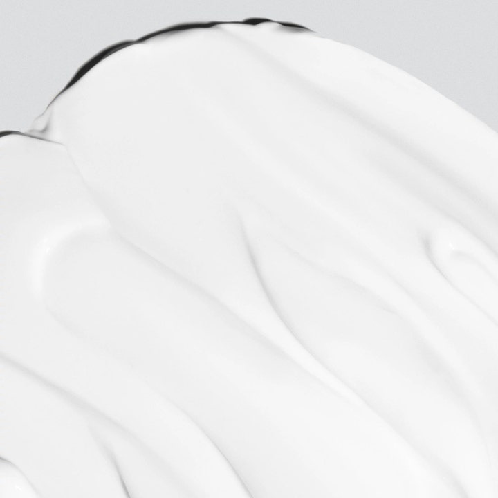 Dermalogica Intensive Moisture Balance 100 ml ravitseva päivävoide ja sen täyteläisen pehmeä, valkoinen voidekoostumus.