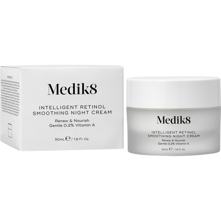 Medik8 Intelligent Retinol Smoothing Night Cream 50 ml silottava yövoide valkoisessa pakkauksessa ja lasipurkissa.