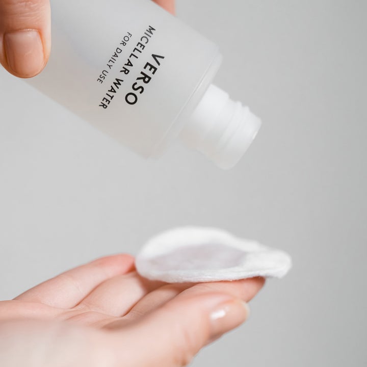 Verso Micellar Water 200 ml puhdistusvesi annostellaan huurteisesta pullosta vanulapulle.