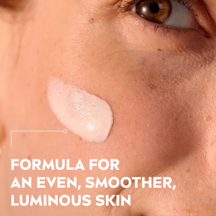 Nivea Luminous 630 Post-Acne Marks Serum 30 ml silottava vaaleanpunainen seerumikoostumus kasvojen iholla.
