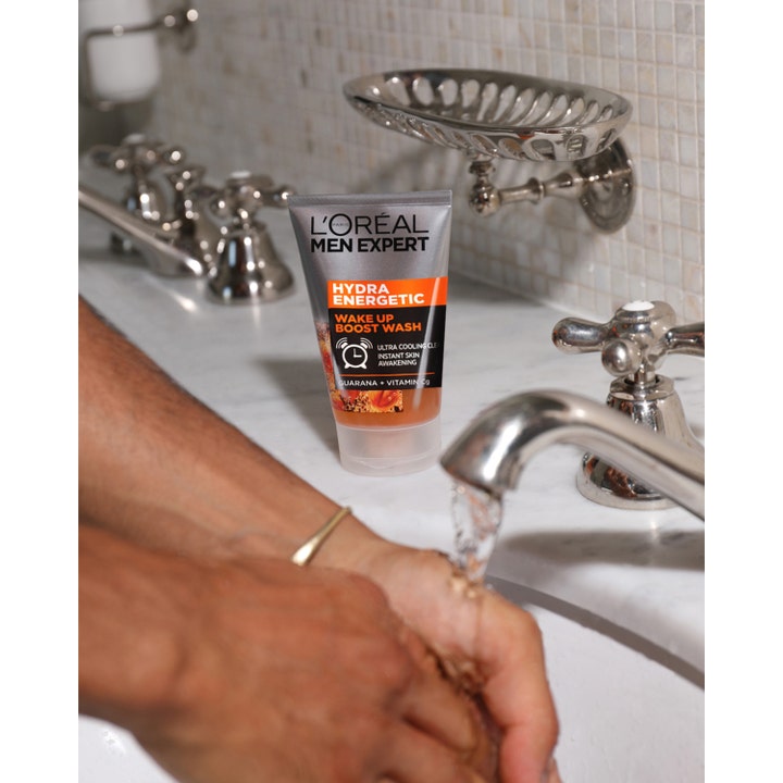 L'Oréal Paris Men Expert Hydra Energetic Wash 100 ml virkistävä puhdistusgeeli kylpyhuoneen tasolla hanan vieressä.