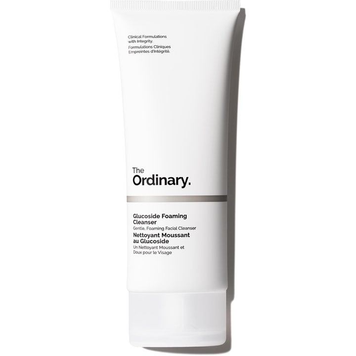 The Ordinary Glucoside Foaming Cleanser 150 ml hellävarainen puhdistustuote valkoisessa minimalistisessa tuubissa