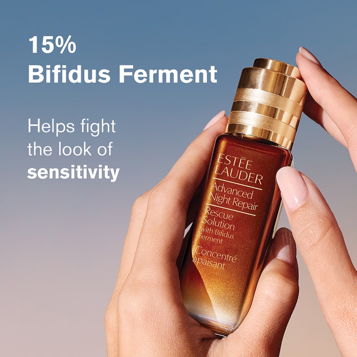 Estée Lauder Advanced Night Repair Rescue Solution 20 ml rauhoittava seerumi käsissä, 15% Bifidus Ferment.