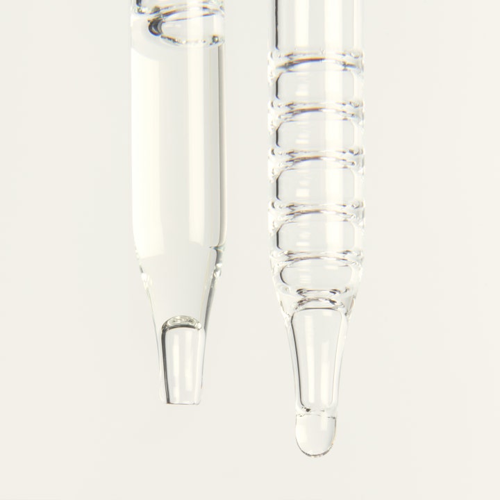 Bronza Glow Drops 30 ml itsetuskettavat tipat hehkun luomiseen kirkkaana koostumuksena lasipipeteissä.