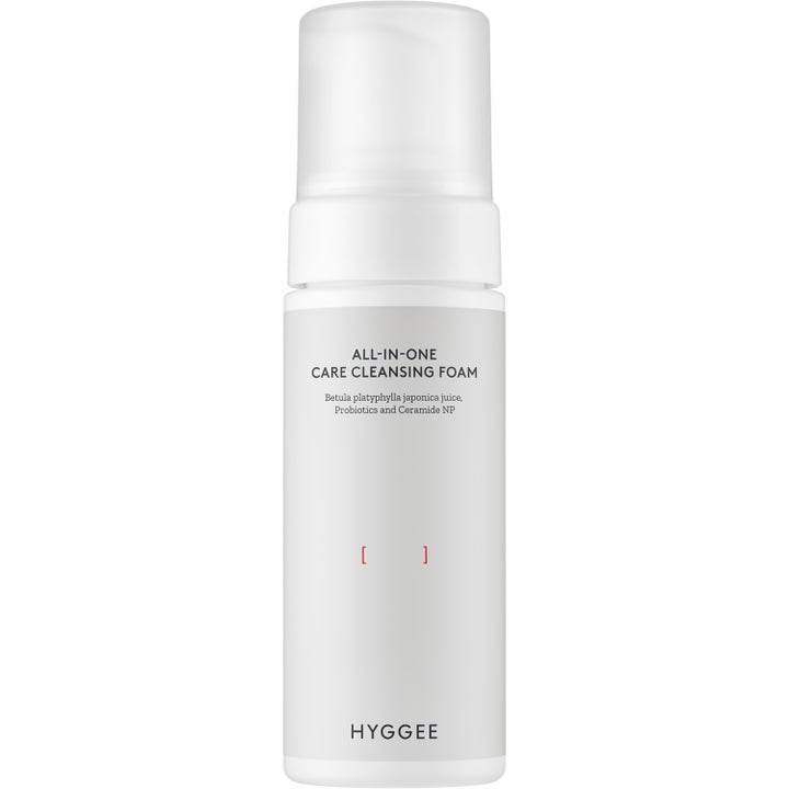 Hyggee All-In-One Care Cleansing Foam puhdistusvaahto sisältää keramideja valkoisessa pullossa läpikuultavalla korkilla.