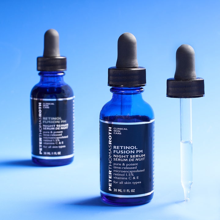 Peter Thomas Roth Retinol Fusion Pm 30 ml yöseerumi sinisessä lasipullossa ja erillinen pipetti.