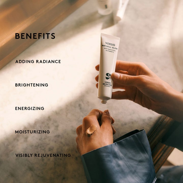 Verso N°2 Natural Glow 40 ml heleyttävä päivävoide valkoisessa tuubissa ja beigeä voidetta käden iholla