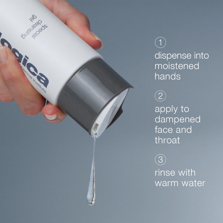 Dermalogica Special Cleansing Gel 500 ml puhdistusgeeli jota nainen levittää kasvoilleen pehmeänä vaahtona.