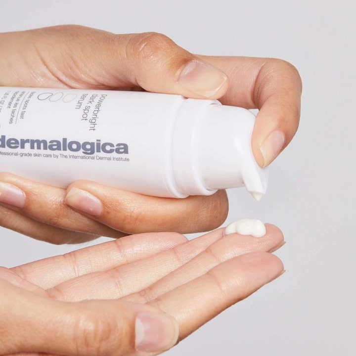Dermalogica PowerBright Dark Spot Serum 30 ml pigmenttimuutoksia vaalentava seerumi ja valkoinen voidekoostumus kädellä.
